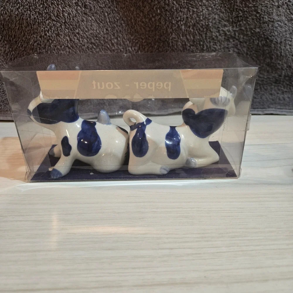 Bosman Delft's Blauw Holland Cow Salt and Pepper Shakers Blue White Ceramic Set